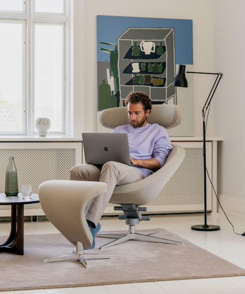 Mann mit Laptop auf Sessel Varier Peel